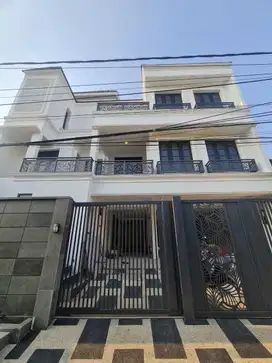 DIJUAL RUMAH BARU MEWAH 4 LANTAI DENGAN LIFT & PRIVATE POOL KEB. BARU