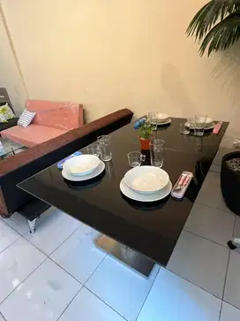 MEJA MAKAN KEKINIAN