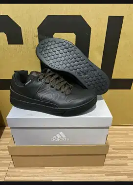 Sepatu Adidas Fifeteen