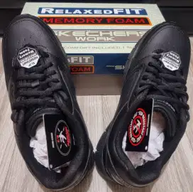 Skechers
Relaxed FIT
Memory Foam
Slip Resistant
Size 37 Color Black