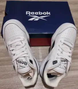 Reebook Kids Unisex
Size 32 Color Black and White