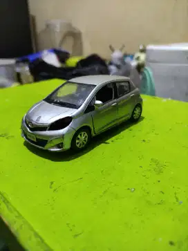 Die cast yaris 1:32