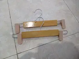 HANGER KAYU JEPIT CELANA