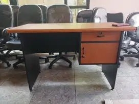 Meja tulis/kantor 1/2 biro.