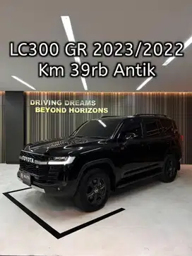 Toyota Land Cruiser LC300 GR 2023 Hitam LC 300 GR-S Km 39rb Nik 2022