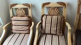 Dijual cepat 2 kursi kayu solid