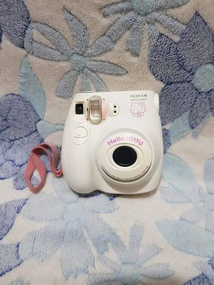 Kamera Instax Mini 7s edisi Hello Kitty(perlu service)
