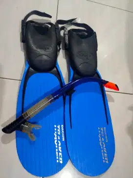 Sepatu dan Alat Pernapasan Snorkling