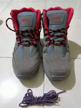 Sepatu boot outdoor, bekas seperti baru