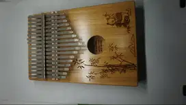 Kalimba lebih dikenal dengan piano / pianika jempol