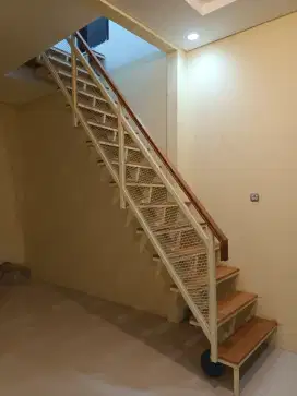 Tangga rebah alas kayu
