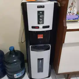 Dispenser Miyako Tipe WDP300
Galon di bawah