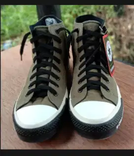 Sepatu converse baru