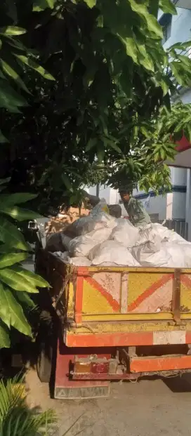 urugan puing , tanah , dan sirtu