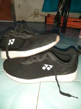 Sepatu olahraga/running yonex hitam