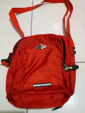 Tas slempang ada raincot nya