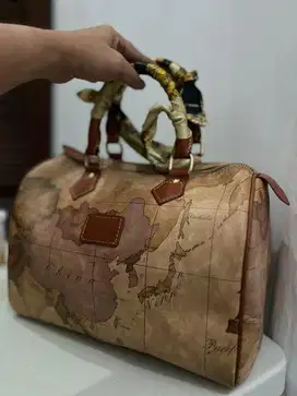 Tas wanita merk alviero martini