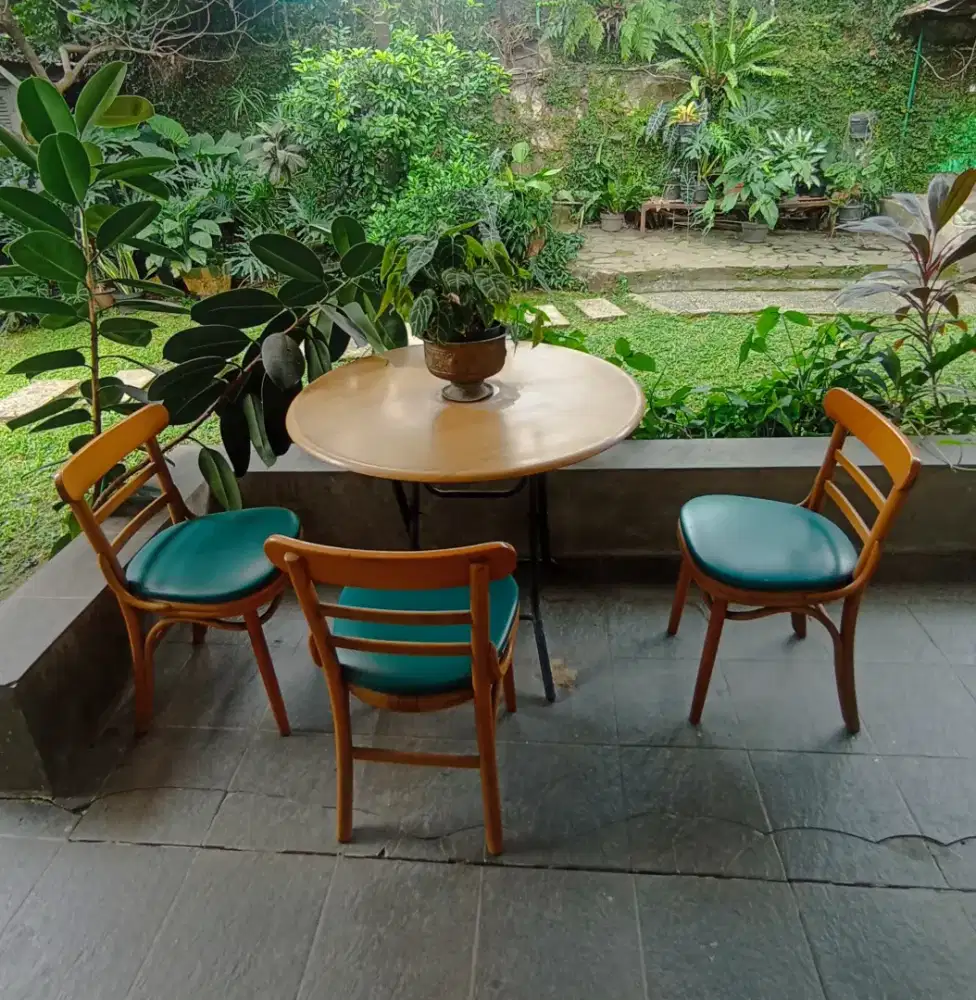 Meja makan Round + 3 rattan chairs