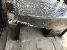Meja kantor hitam