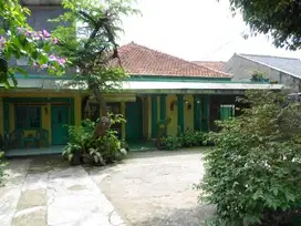 Bangunan Perlu Renovasi di Lokasi Komersil Kebon Pedes