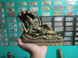 Patung dewa krisna dengan ular kepala tuju bahan kuningan