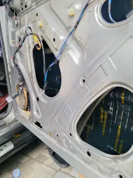Peredam suara mobil
