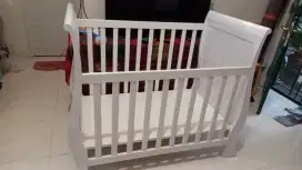 Tempat tidur bayi