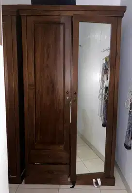 Lemari jati kokoh
