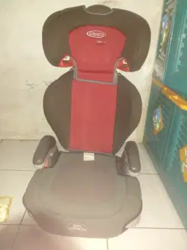 Tempat duduk anak di mobil