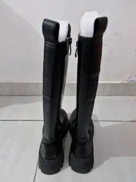 Sepatu boot tinggi wanita