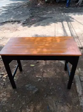 Meja jangkung serbaguna