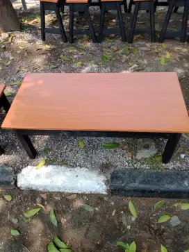 Meja lesehan anak