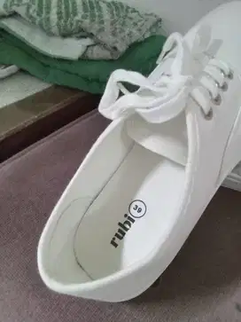 Sepatu Rubi putih