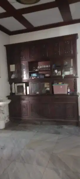 Lemari jati tempat makanan