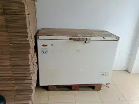 Saya mau jual freezer sansio