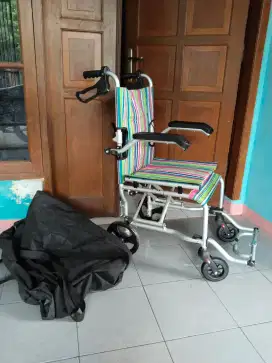 Dijual kursi roda travelling kecil + tas seperti baru