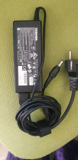 Charger bawaan laptop Toshiba