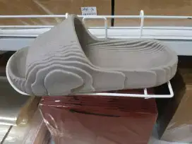 Display sepatu sandal