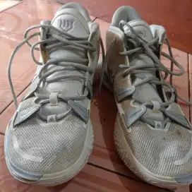 Sepatu Basket Kyrie Size 44 original