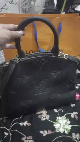 Tas wanita Merk LV warna Hitam good condition