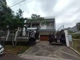 Disewakan Rumah Lingkungan Tenang Kondisi Siap Huni di Pondok Indah