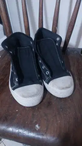 Sepatu sekolah kanvas