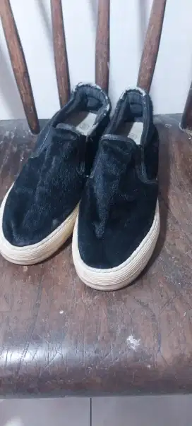 Sepatu sekolah hitam