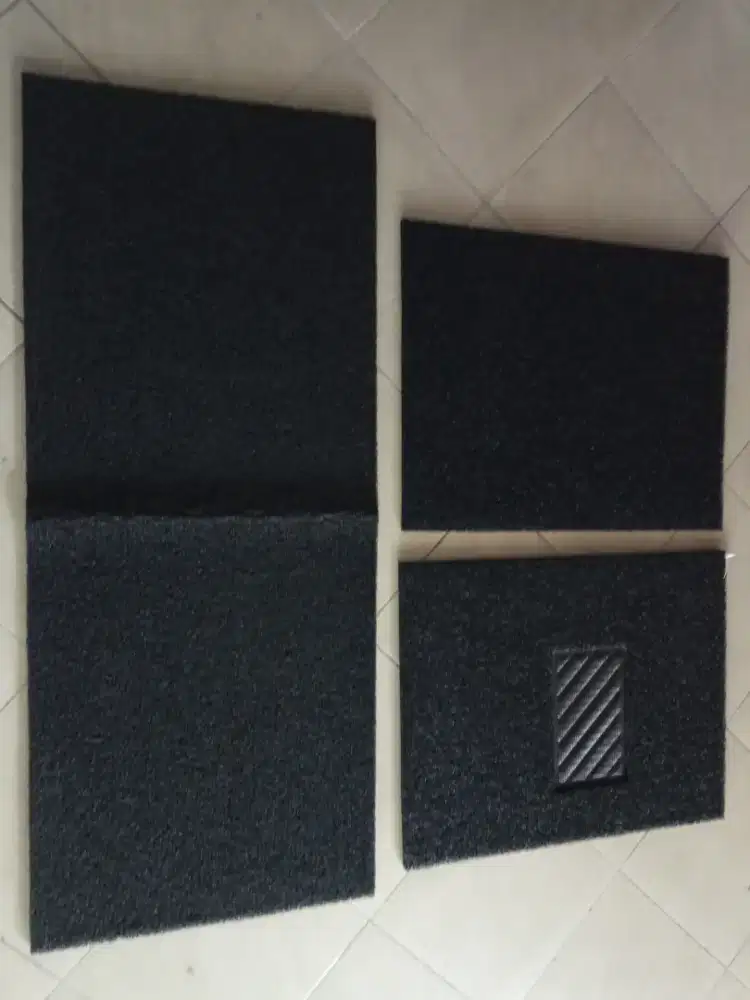 Karpet mie isi 3 pcs tebal warna hitam merah cream