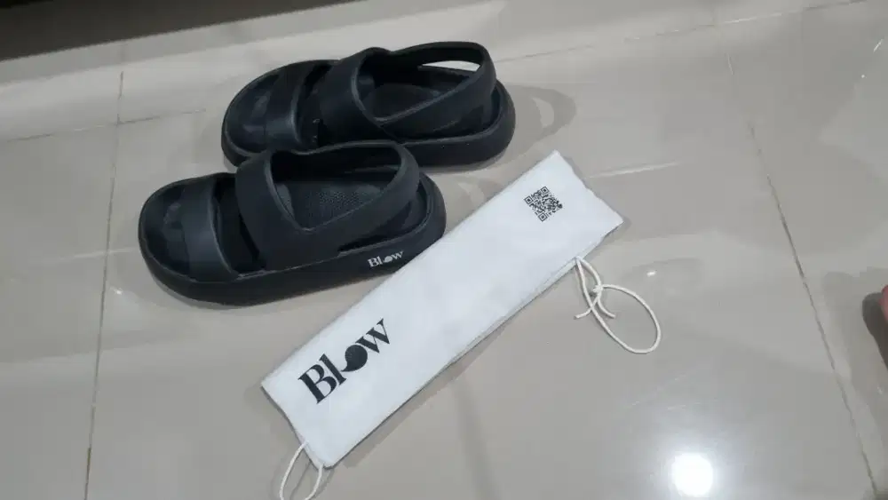Sandal santai warna hitam