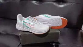 Sepatu running baru