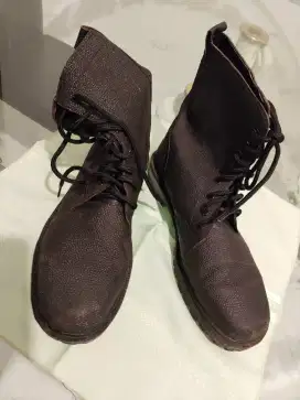 Sepatu boots lapangan