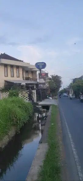 Di kontrakan tanah  jalan raya Kengetan , Ubud, Bali