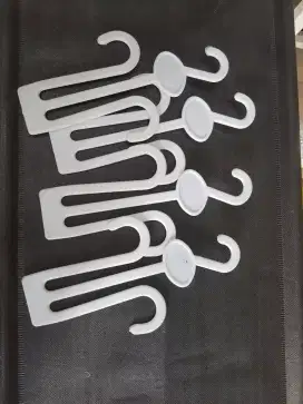 Hanger sandal besar