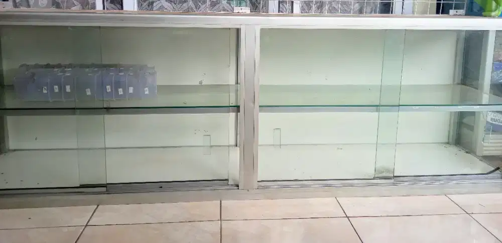 Etalase kaca 2 meter